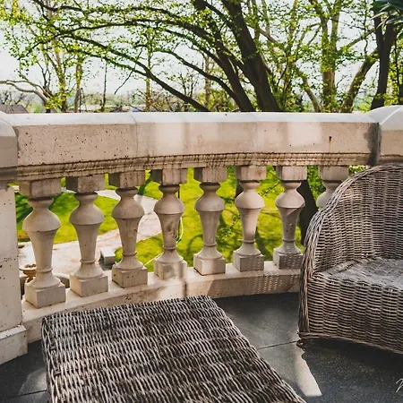 Palac Rajkowo Bed & Breakfast